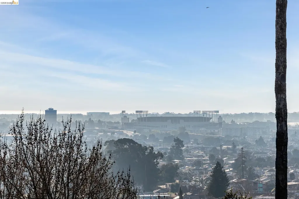 7807 Outlook Avenue Oakland CA 94605