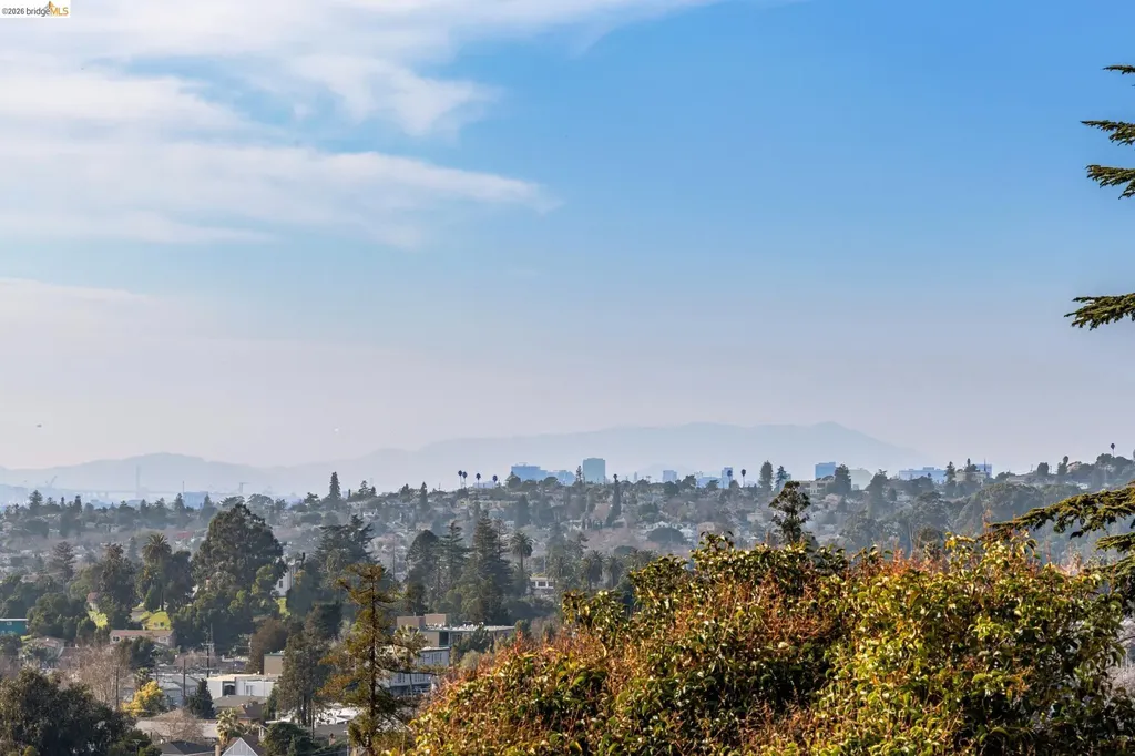 7807 Outlook Avenue Oakland CA 94605