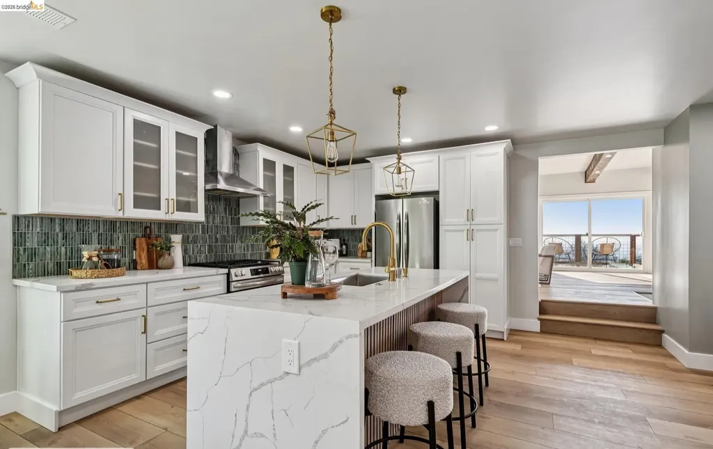 7807 Outlook Avenue Oakland CA 94605