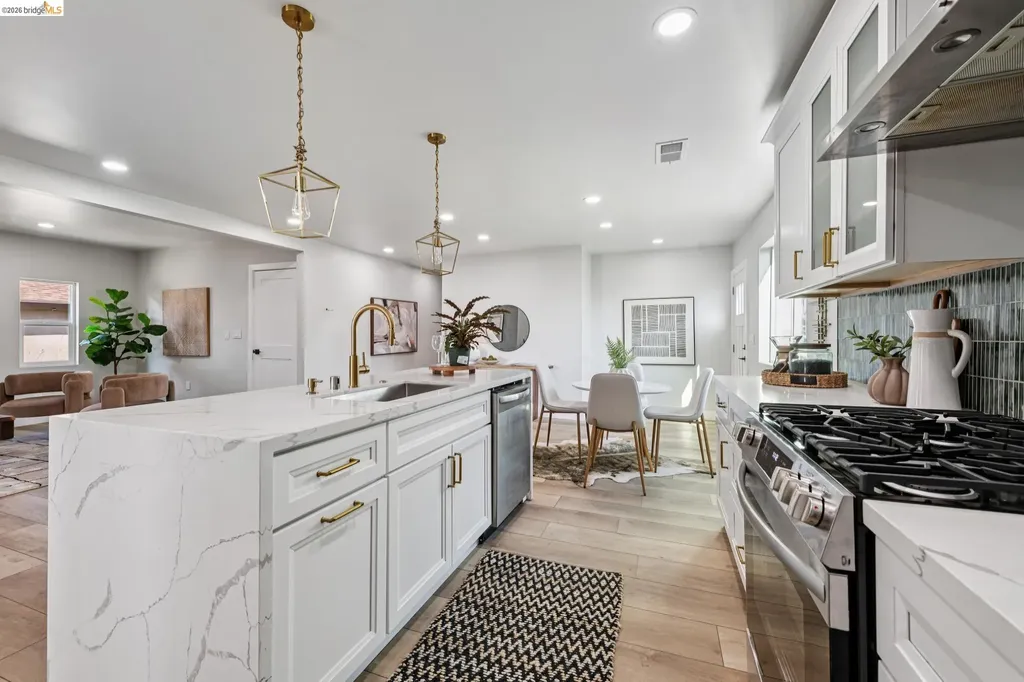 7807 Outlook Avenue Oakland CA 94605