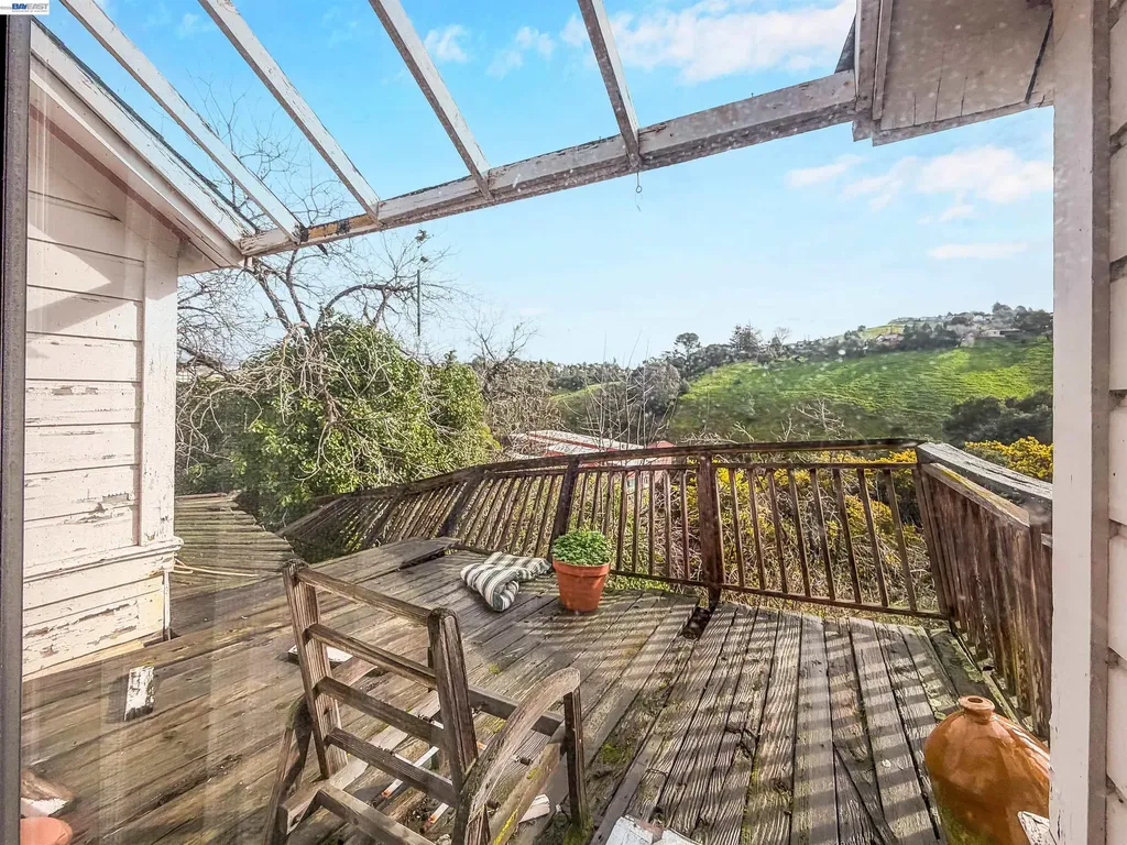 1033 2nd Avenue Crockett CA 94525