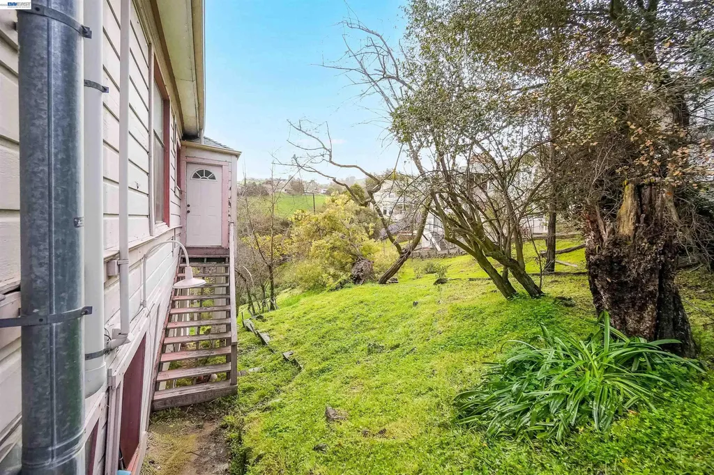 1033 2nd Avenue Crockett CA 94525