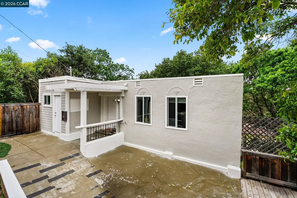2220 Crest Avenue Martinez CA 94553