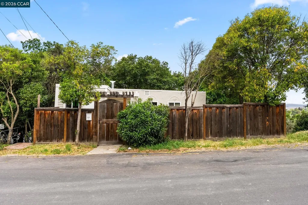 2220 Crest Avenue Martinez CA 94553