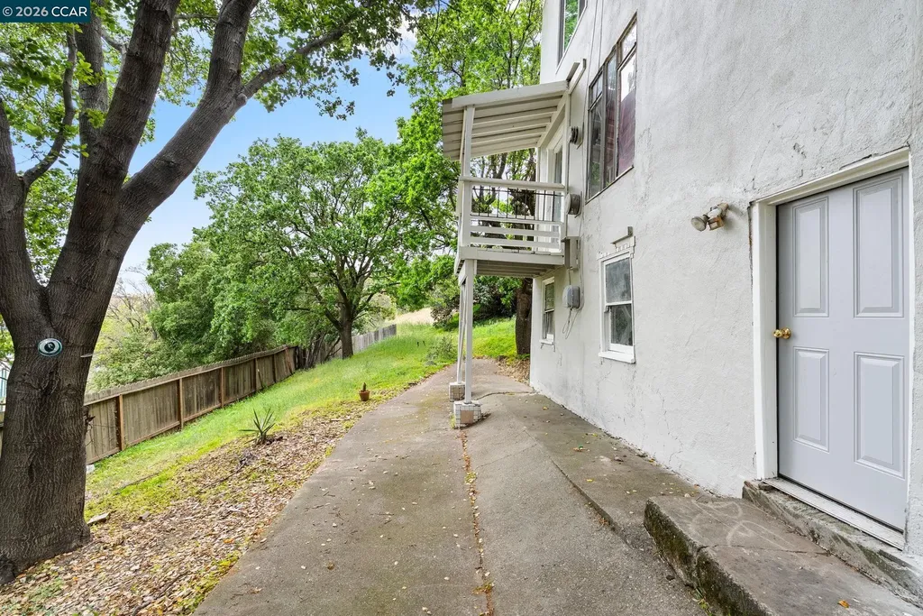 2220 Crest Avenue Martinez CA 94553
