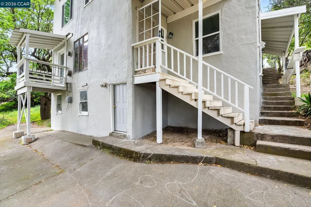 2220 Crest Avenue Martinez CA 94553