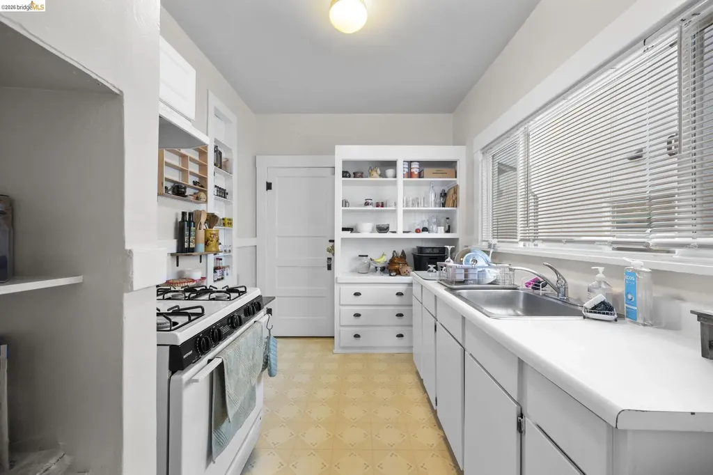 4045 Manila Avenue Oakland CA 94609