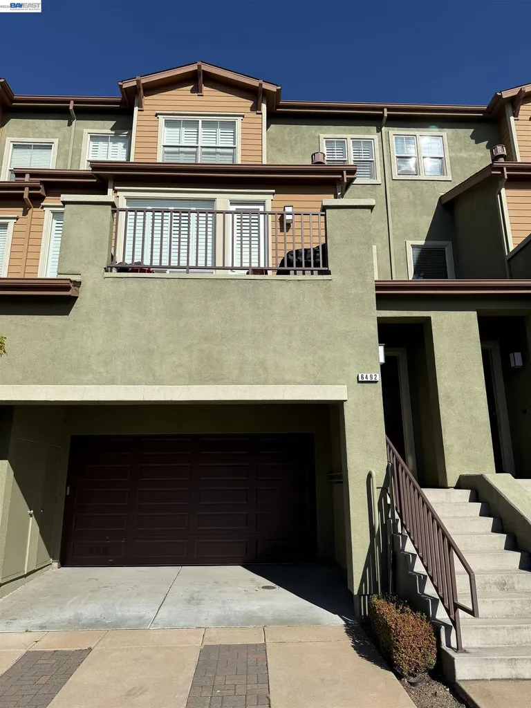 6492 Bayview Drive Oakland CA 94605