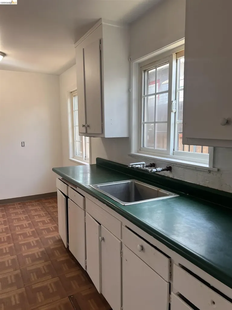 6230 Hayes Street Oakland CA 94621