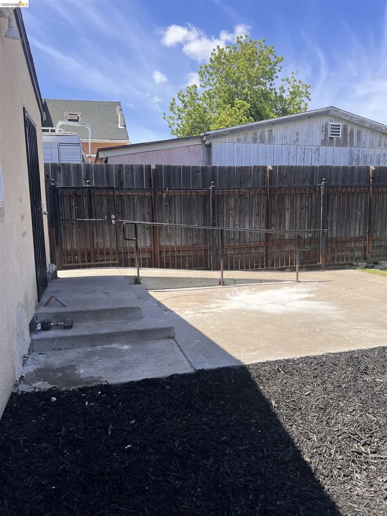 6230 Hayes Street Oakland CA 94621