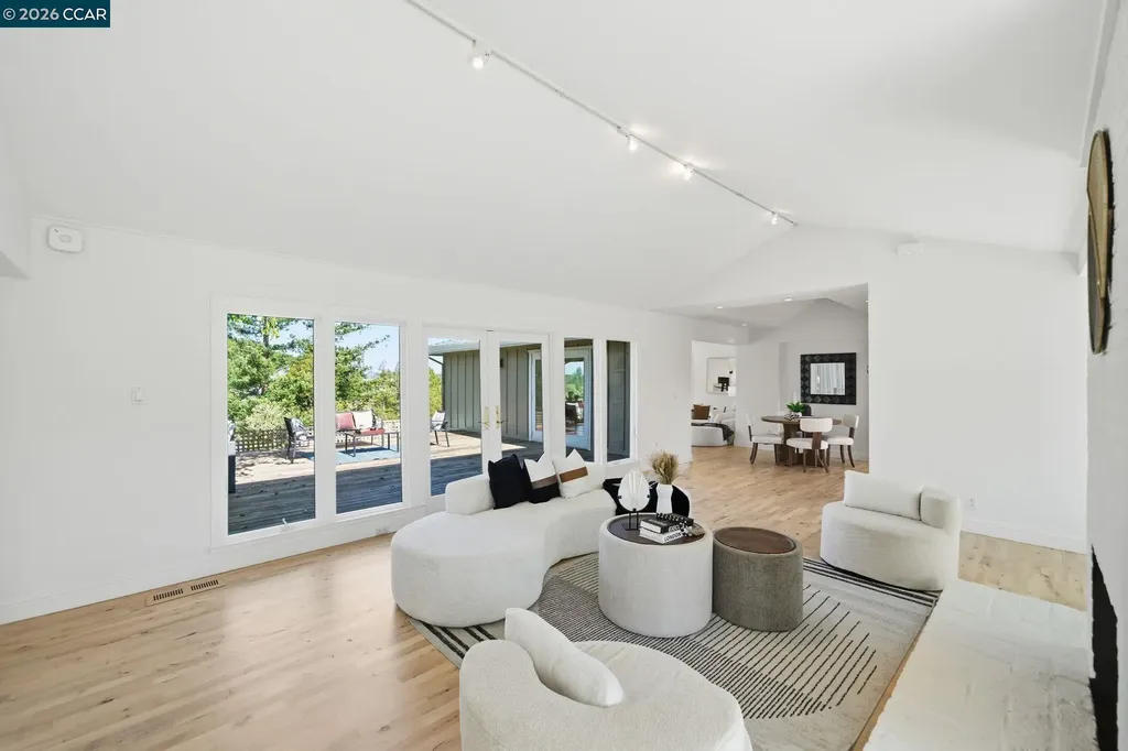 102 Hillcrest Drive Orinda CA 94563