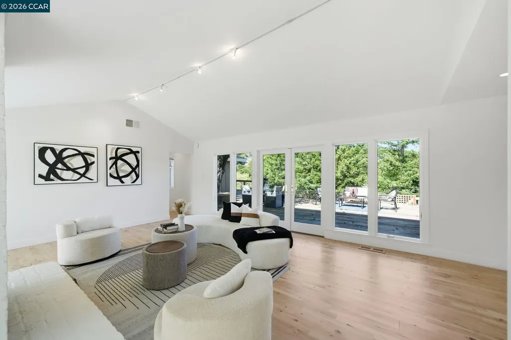 102 Hillcrest Drive Orinda CA 94563