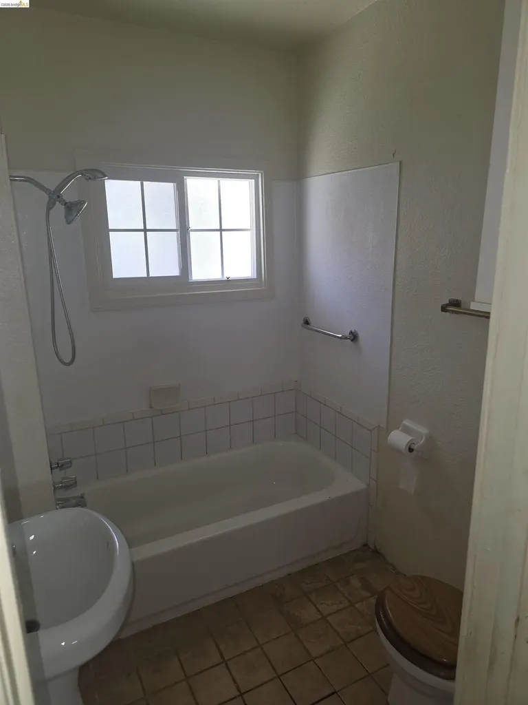 5432 Bancroft Avenue Oakland CA 94601