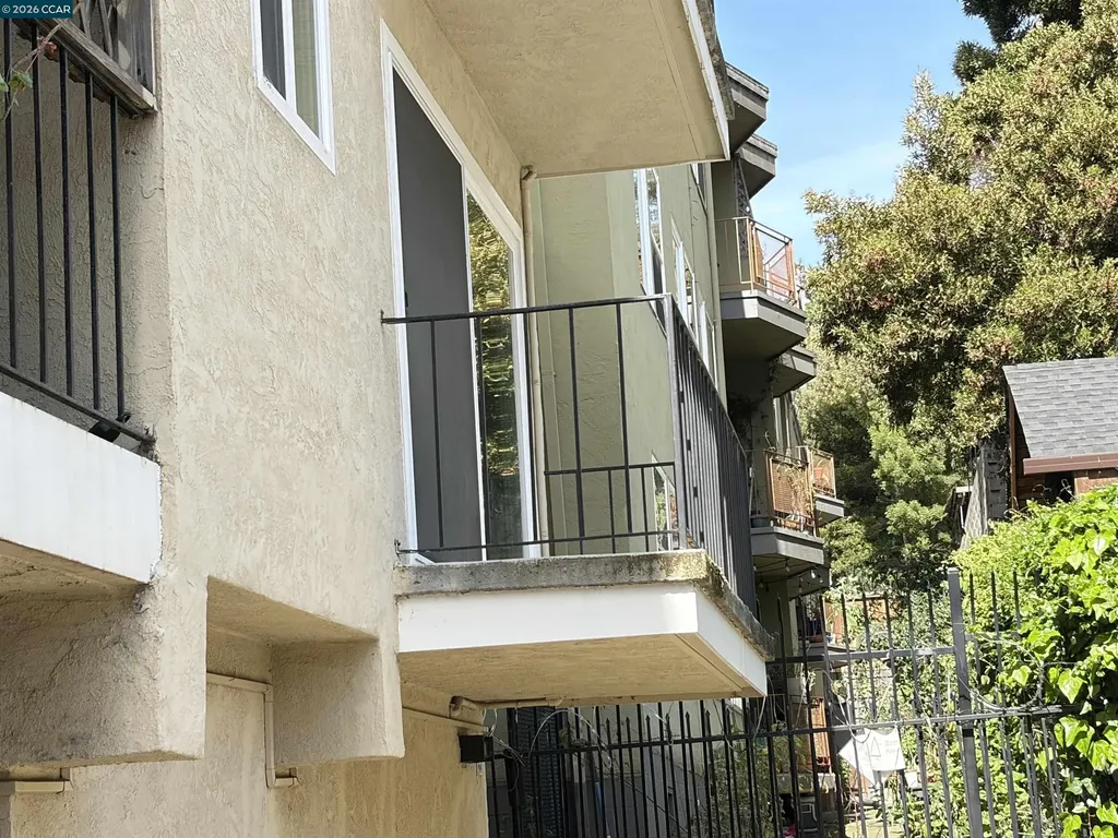 10 Moss Avenue Oakland CA 94610