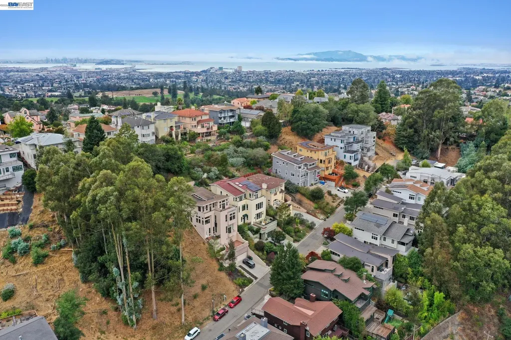 209 Sheridan Road Oakland CA 94618