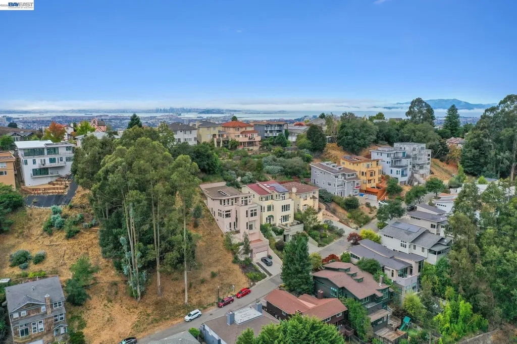 209 Sheridan Road Oakland CA 94618