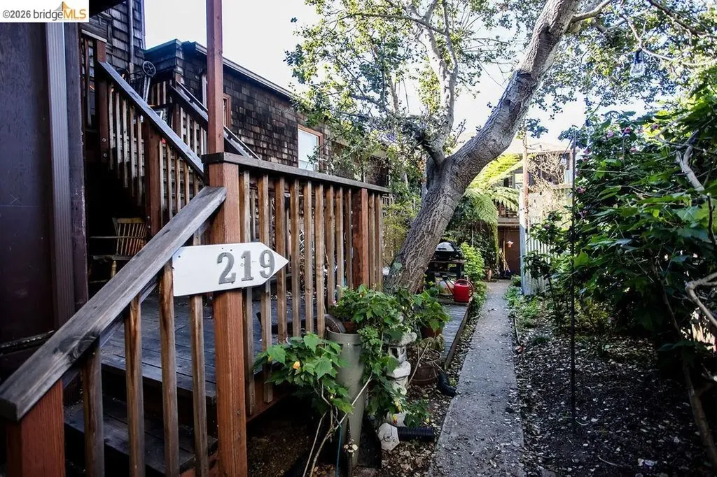 219 John Street Oakland CA 94611