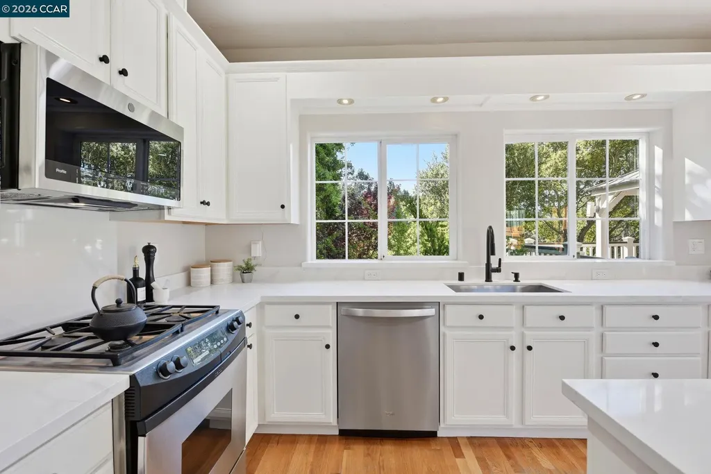 1 Bay Forest Place Oakland CA 94611
