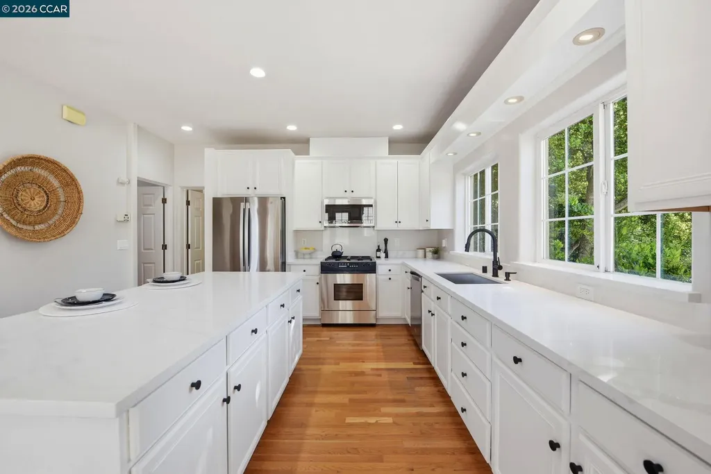1 Bay Forest Place Oakland CA 94611