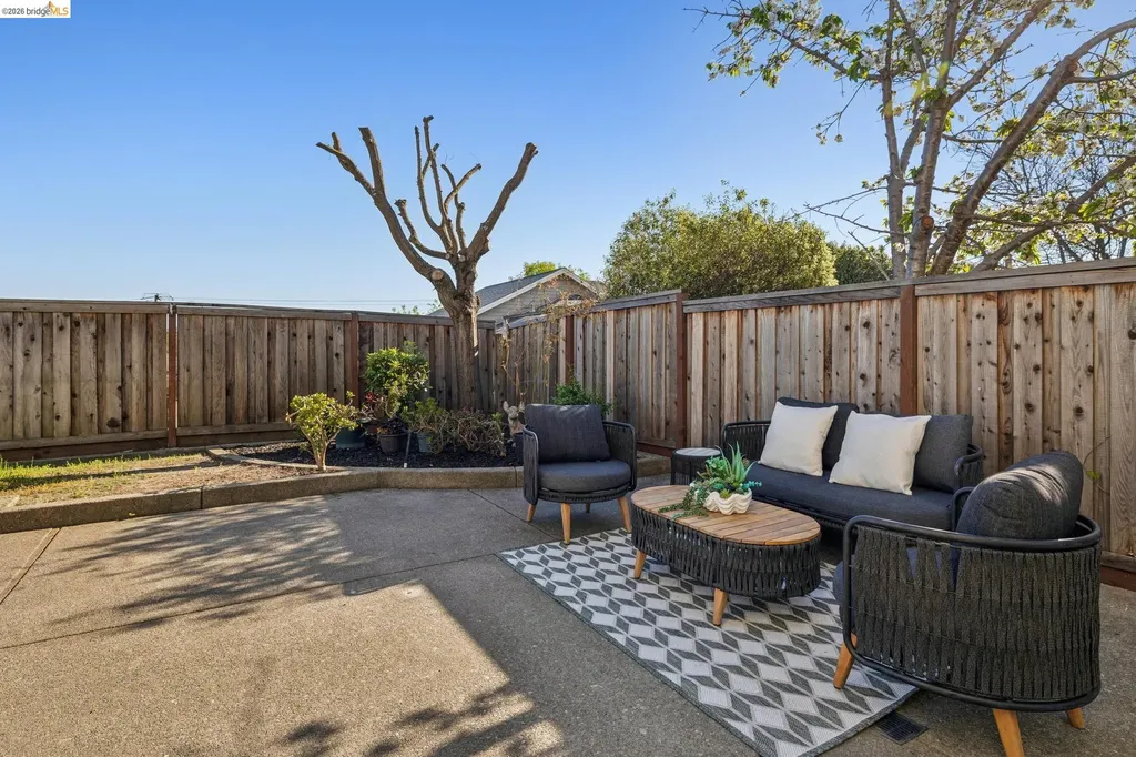 2004 Fries Court Martinez CA 94553