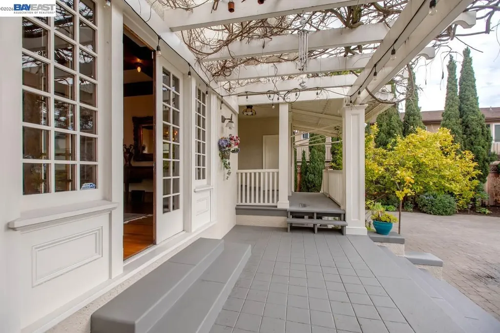 2056 Santa Clara Avenue Alameda CA 94501