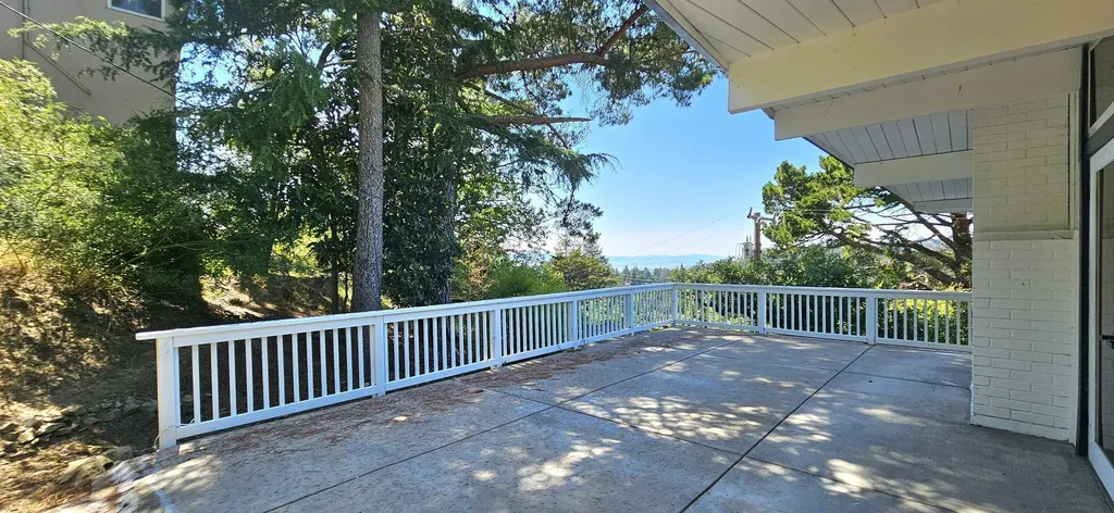 7030 Snake Road Oakland CA 94611