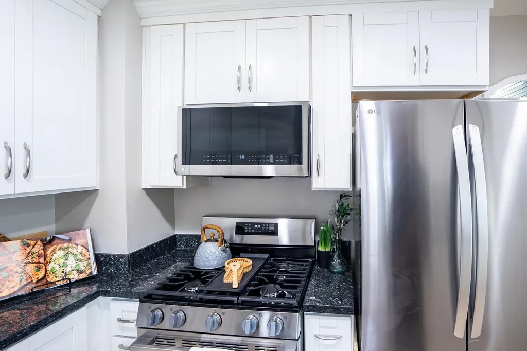 2925 El Monte Avenue Oakland CA 94605