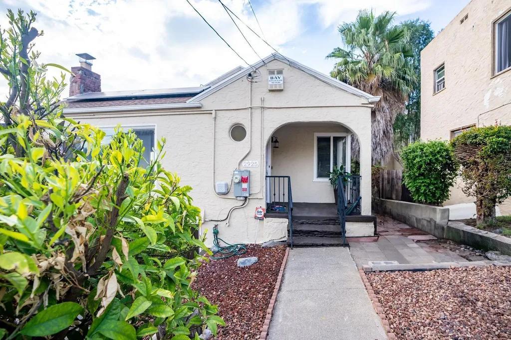 2925 El Monte Avenue Oakland CA 94605