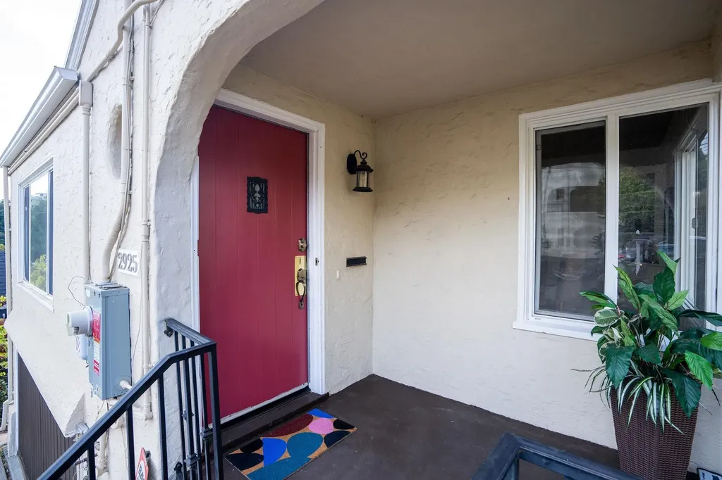 2925 El Monte Avenue Oakland CA 94605