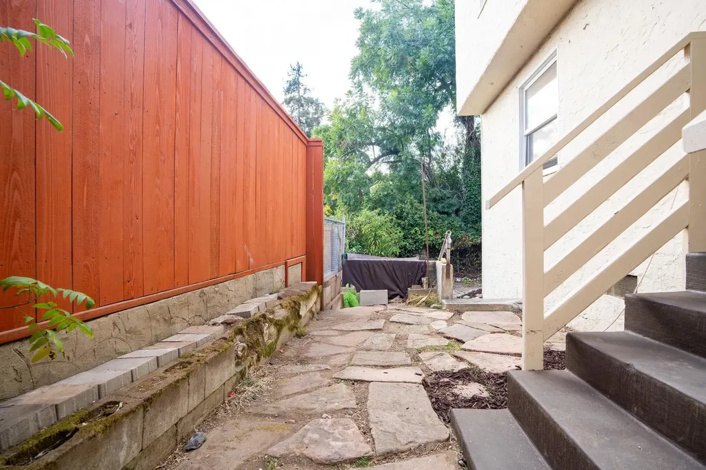 2925 El Monte Avenue Oakland CA 94605