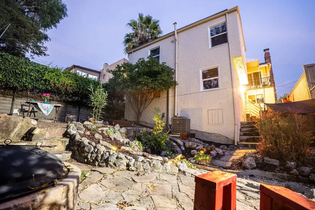 2925 El Monte Avenue Oakland CA 94605