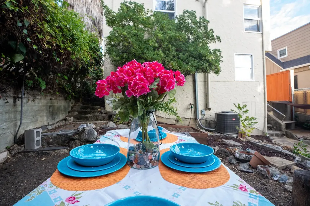 2925 El Monte Avenue Oakland CA 94605