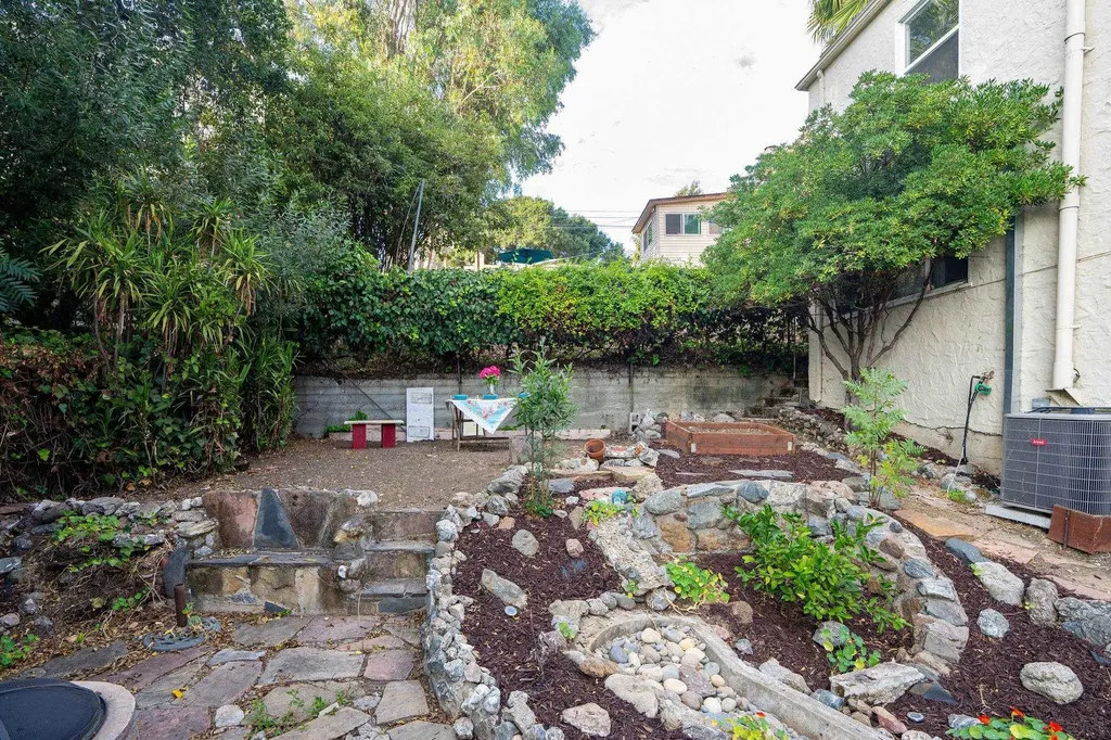 2925 El Monte Avenue Oakland CA 94605