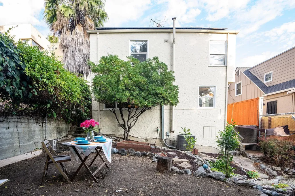 2925 El Monte Avenue Oakland CA 94605