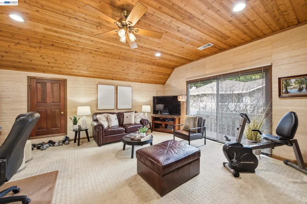 28 Harrington Road Moraga CA 94556