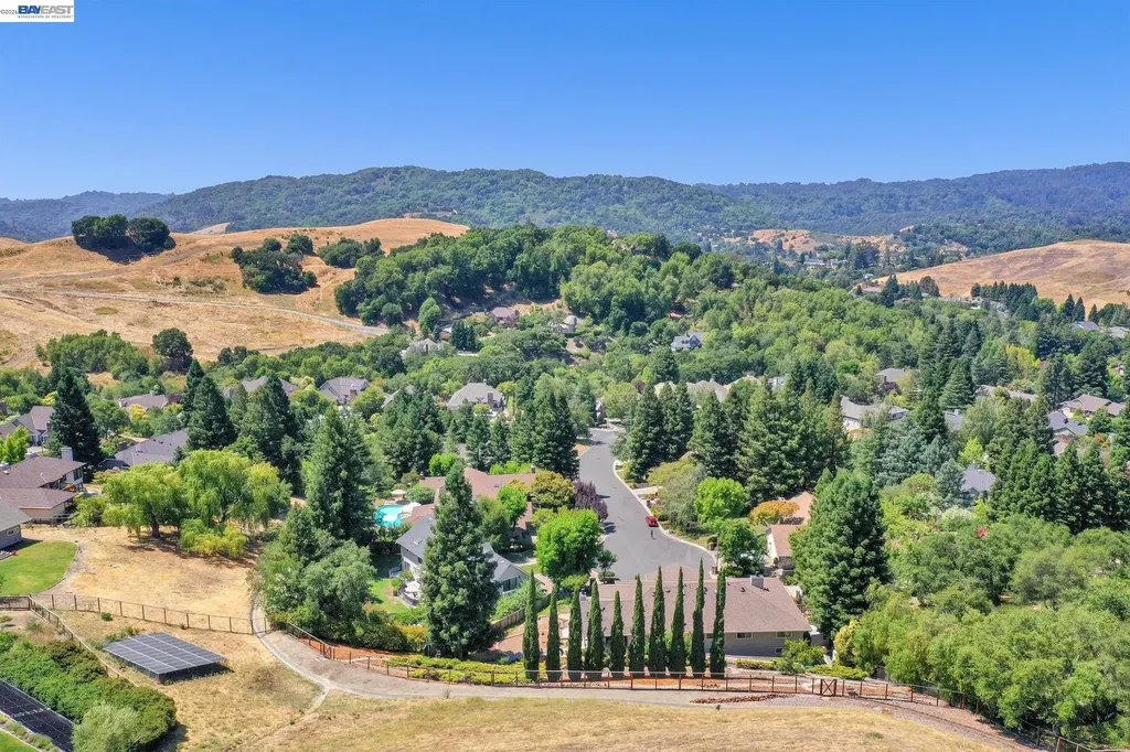 28 Harrington Road Moraga CA 94556