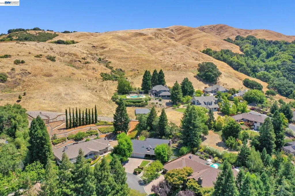 28 Harrington Road Moraga CA 94556