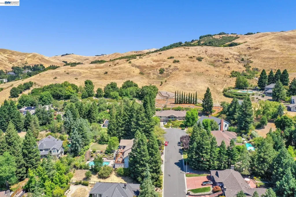 28 Harrington Road Moraga CA 94556