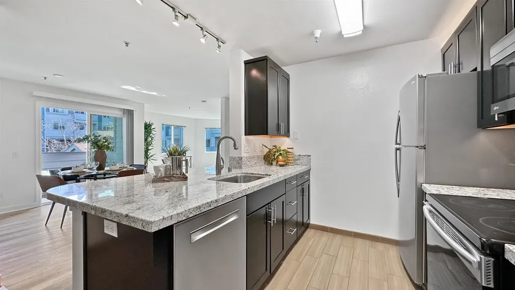 Emeryville CA, 6400 Christie Avenue, Unit 3202