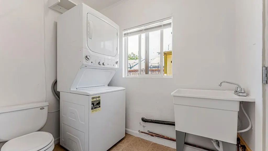 528 La Prenda Drive Oakland CA 94603