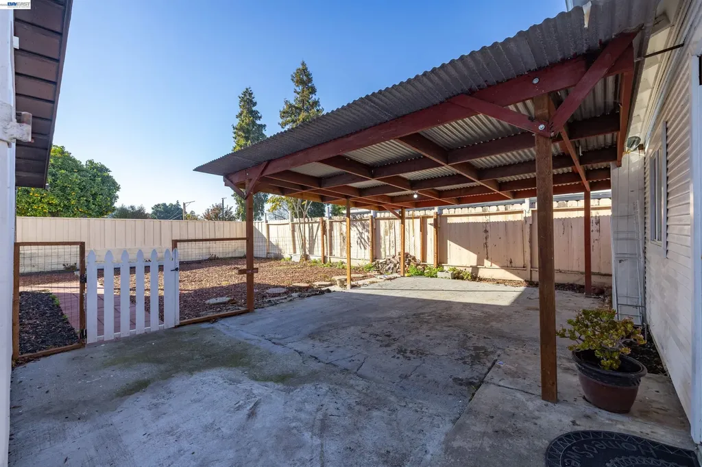 592 Willow Avenue Hayward CA 94541