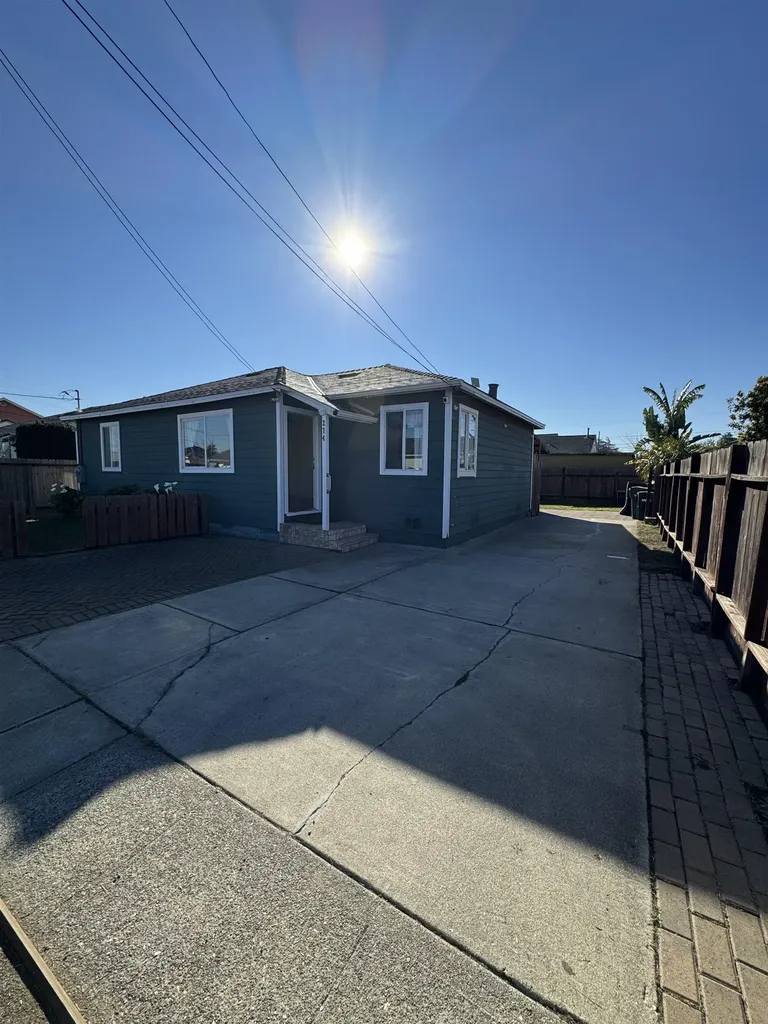 274 Tunis Road Oakland CA 94603