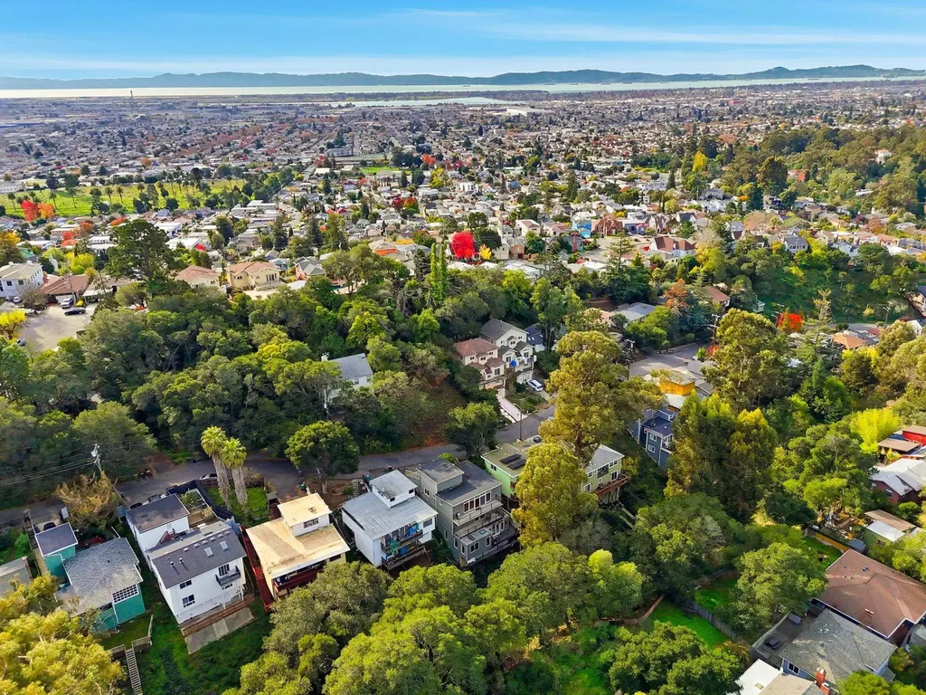 6208 Oakdale Avenue Oakland CA 94605