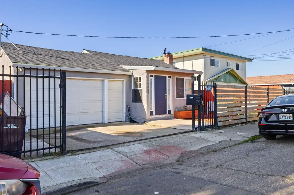 7447 Lockwood Street Oakland CA 94621
