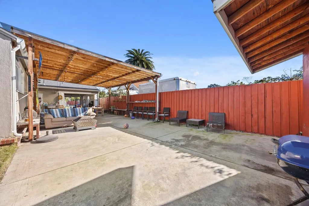 7447 Lockwood Street Oakland CA 94621