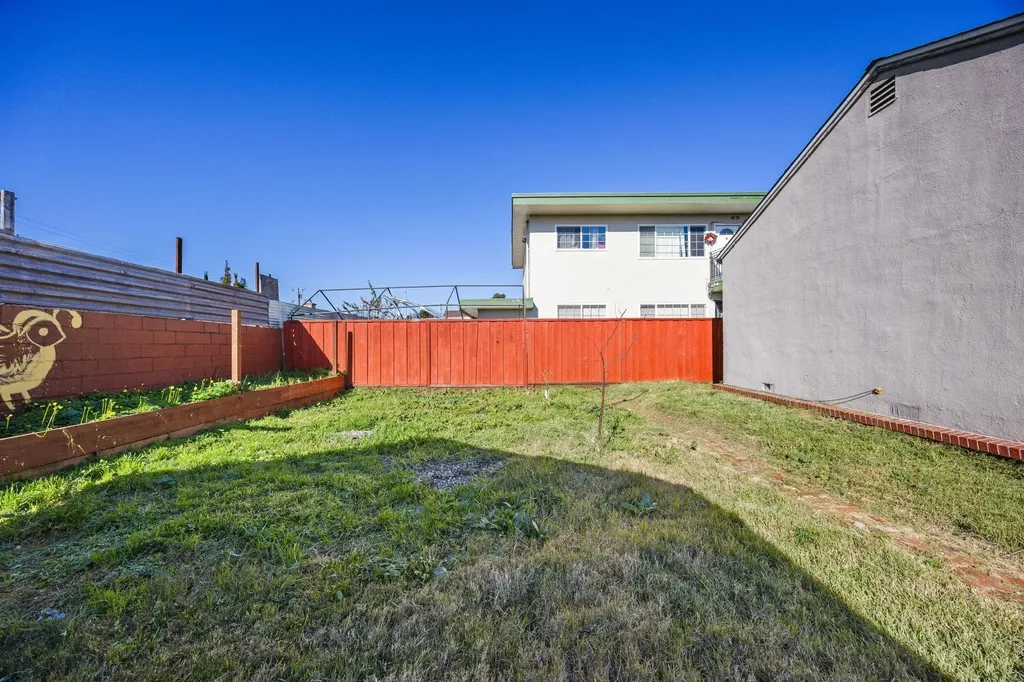 7447 Lockwood Street Oakland CA 94621