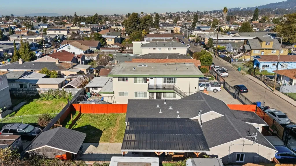 7447 Lockwood Street Oakland CA 94621