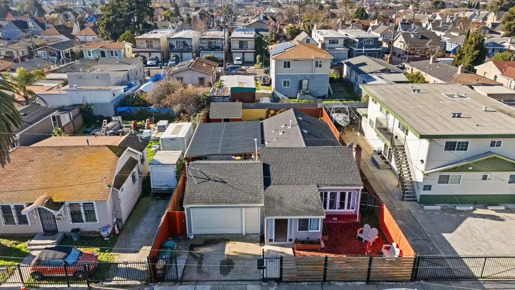 7447 Lockwood Street Oakland CA 94621