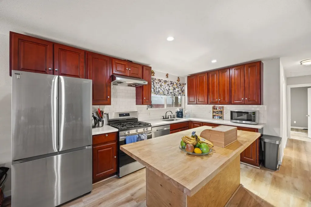 7447 Lockwood Street Oakland CA 94621