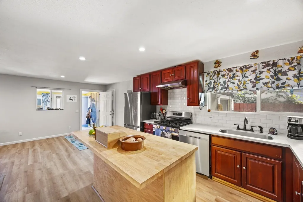 7447 Lockwood Street Oakland CA 94621